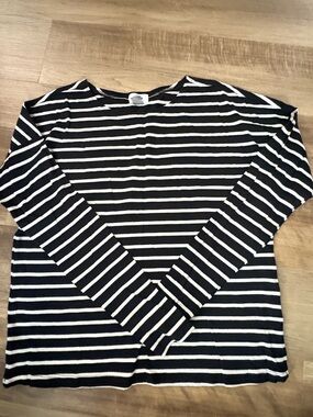Old Navy Black and White Striped Long Sleeve Tee